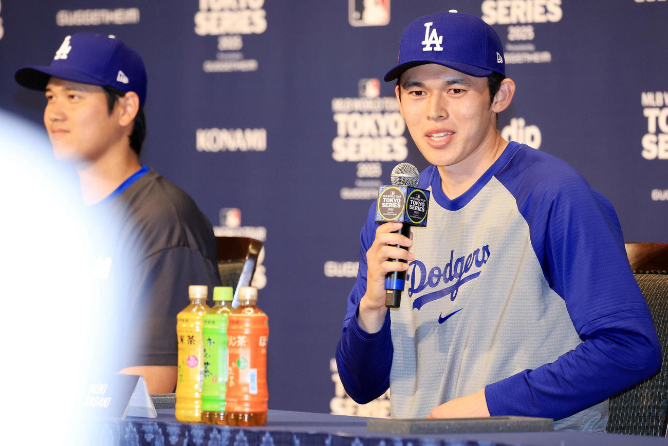会見で答えるドジャース佐々木（右）。左は大谷（撮影・浅見桂子）