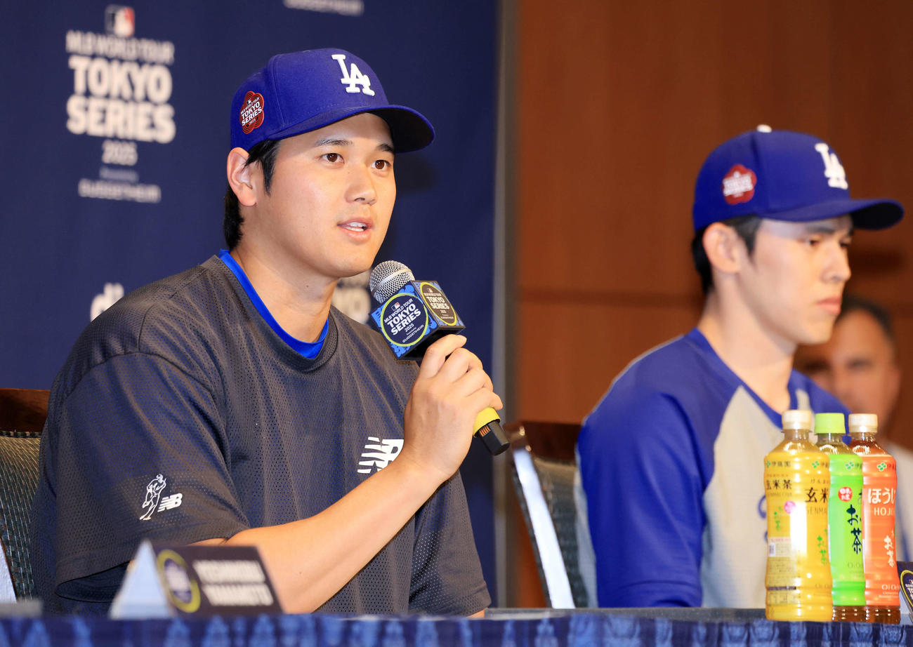 会見で答えるドジャース大谷（左）。右は佐々木（撮影・浅見桂子）