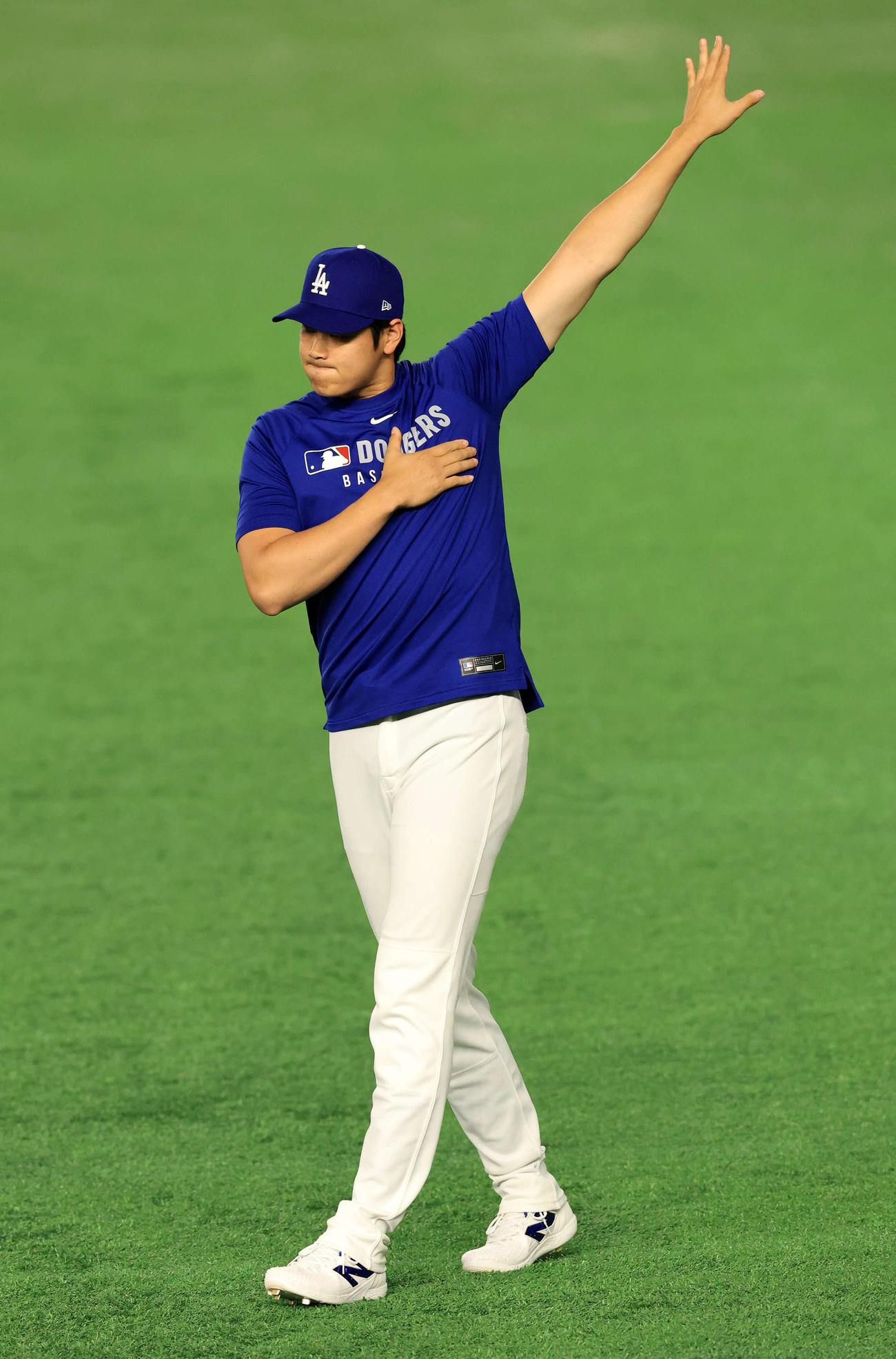 左肩を動かしてウオームアップするドジャース大谷（浅見桂子）