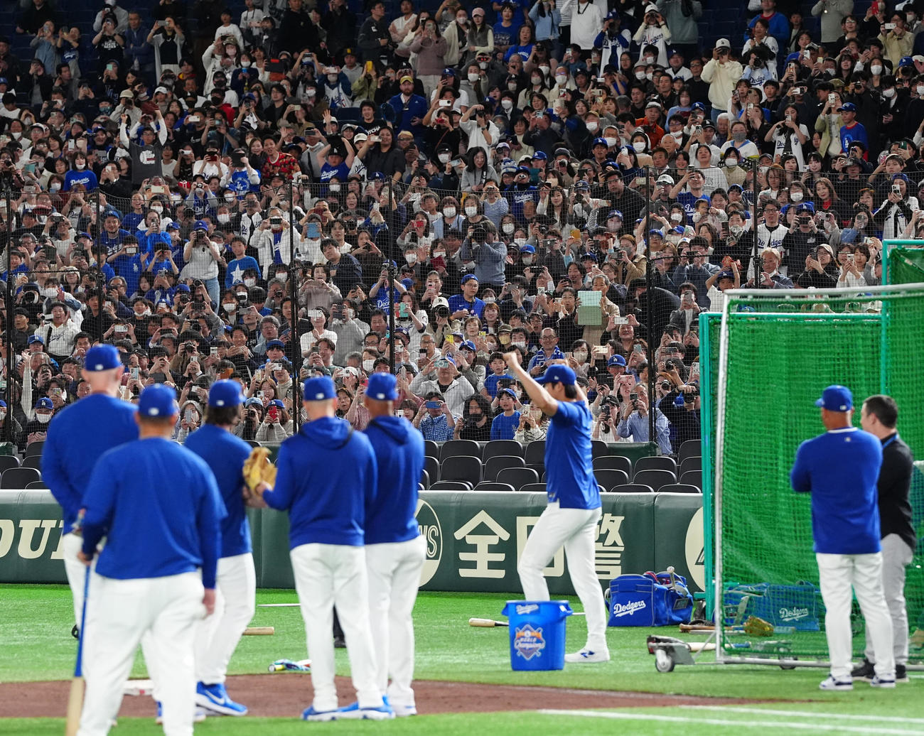 公式練習に向かうドジャース大谷（手前左から6人目）を見つめる観客（撮影・江口和貴）