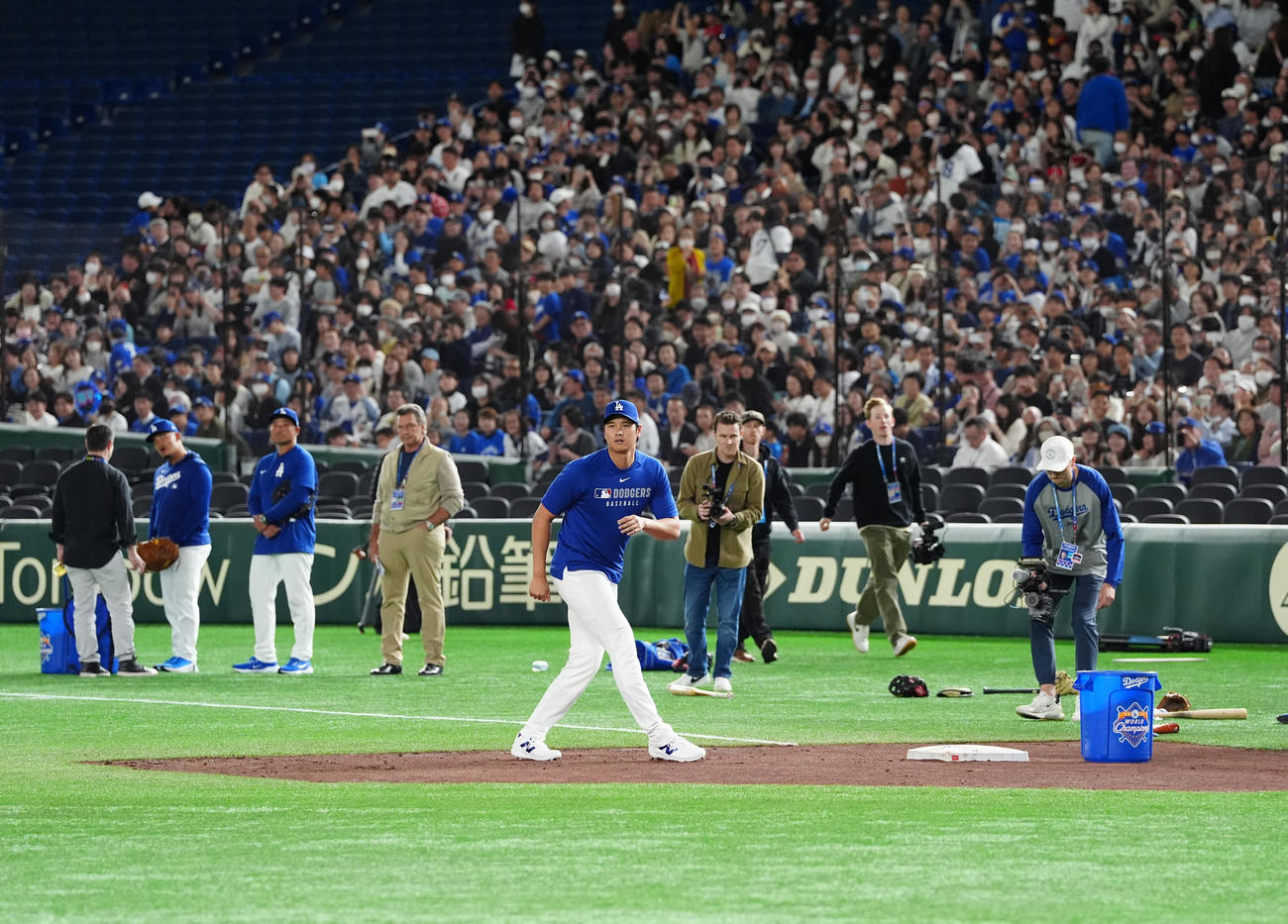 公式練習に臨むドジャース大谷（撮影・江口和貴）