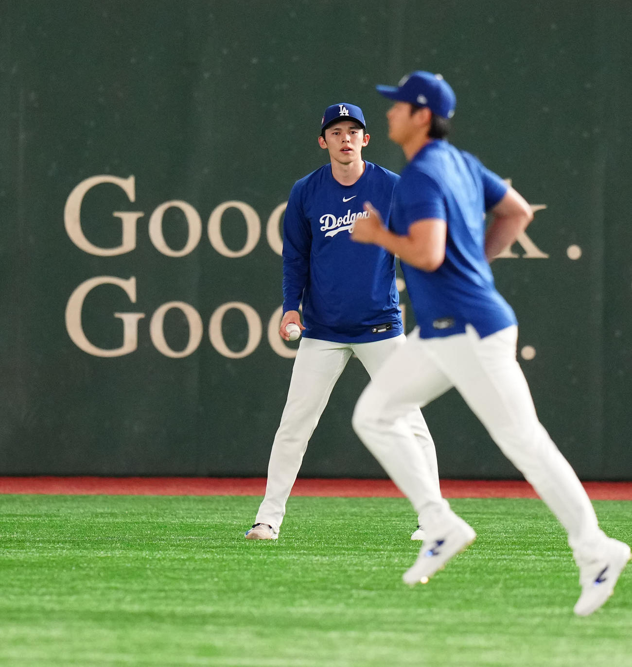 公式練習に臨むドジャース佐々木。手前は大谷（撮影・江口和貴）