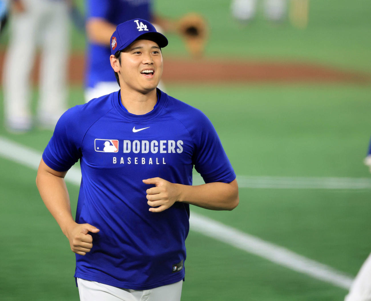 グラウンドに出たドジャース大谷は笑顔を見せる（浅見桂子）