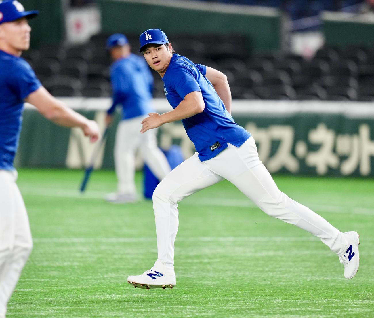 公式練習に臨むドジャース大谷（撮影・江口和貴）