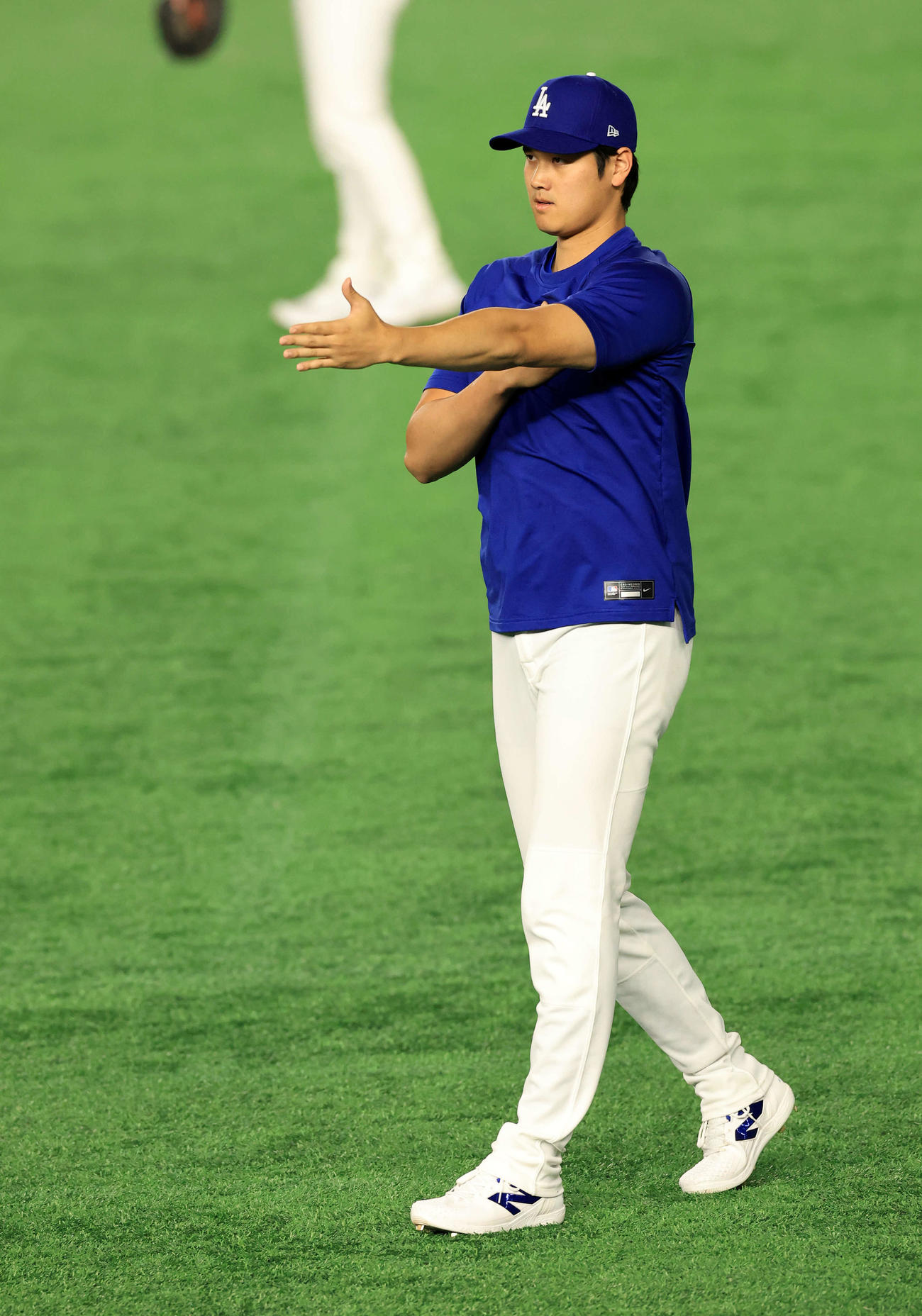 左肩を動かしてウオームアップするドジャース大谷（浅見桂子）