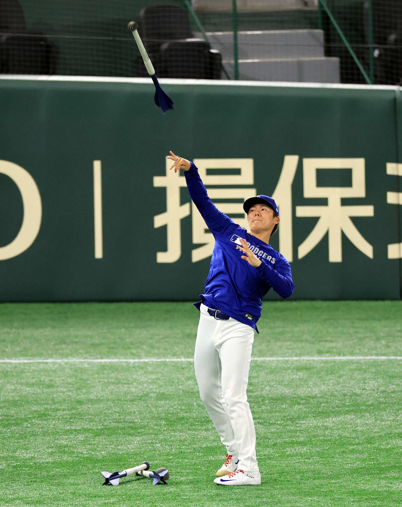 やり投げの器具で練習するドジャース山本（浅見桂子）