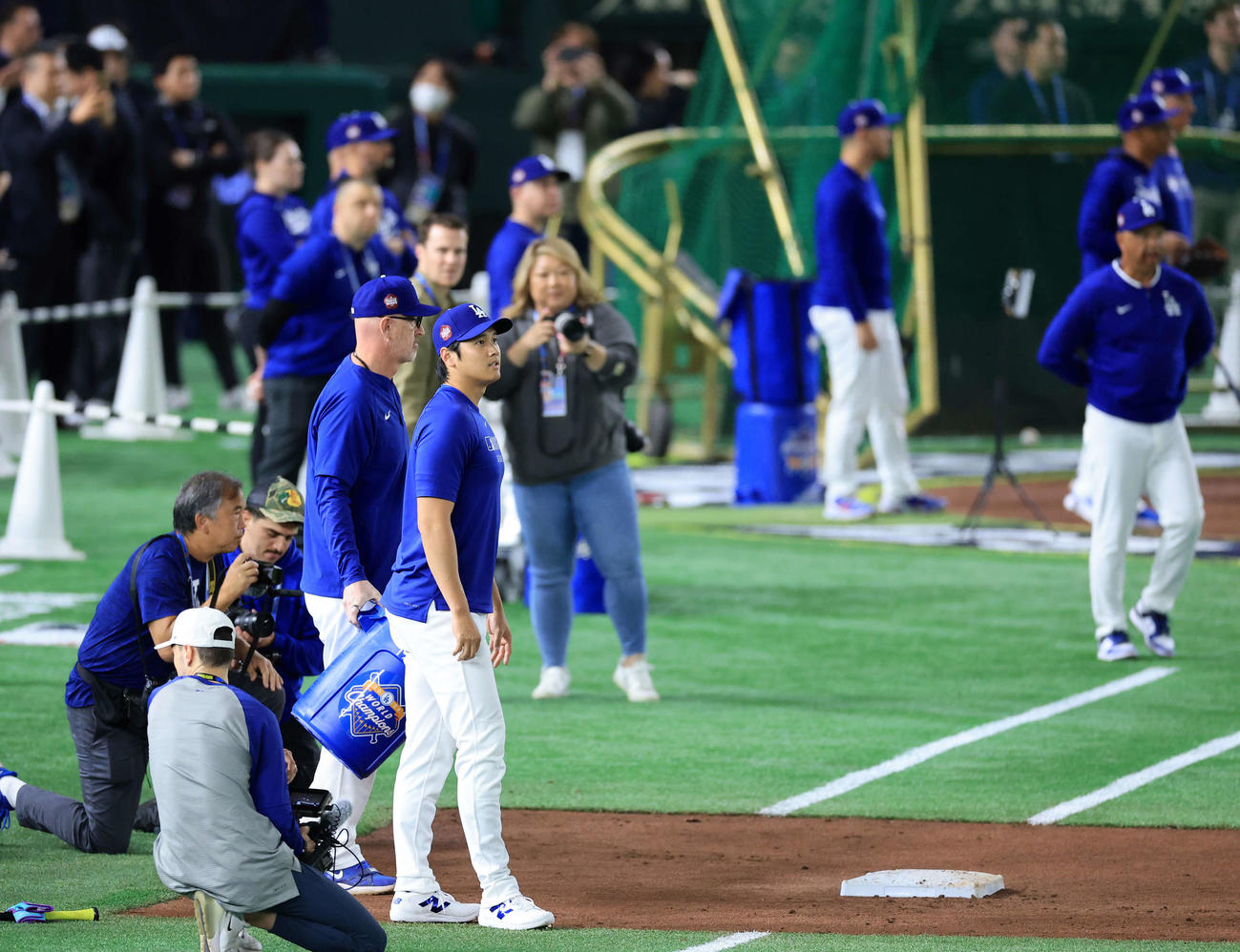 走塁練習前、一塁でドームを見つめるドジャース大谷（浅見桂子）