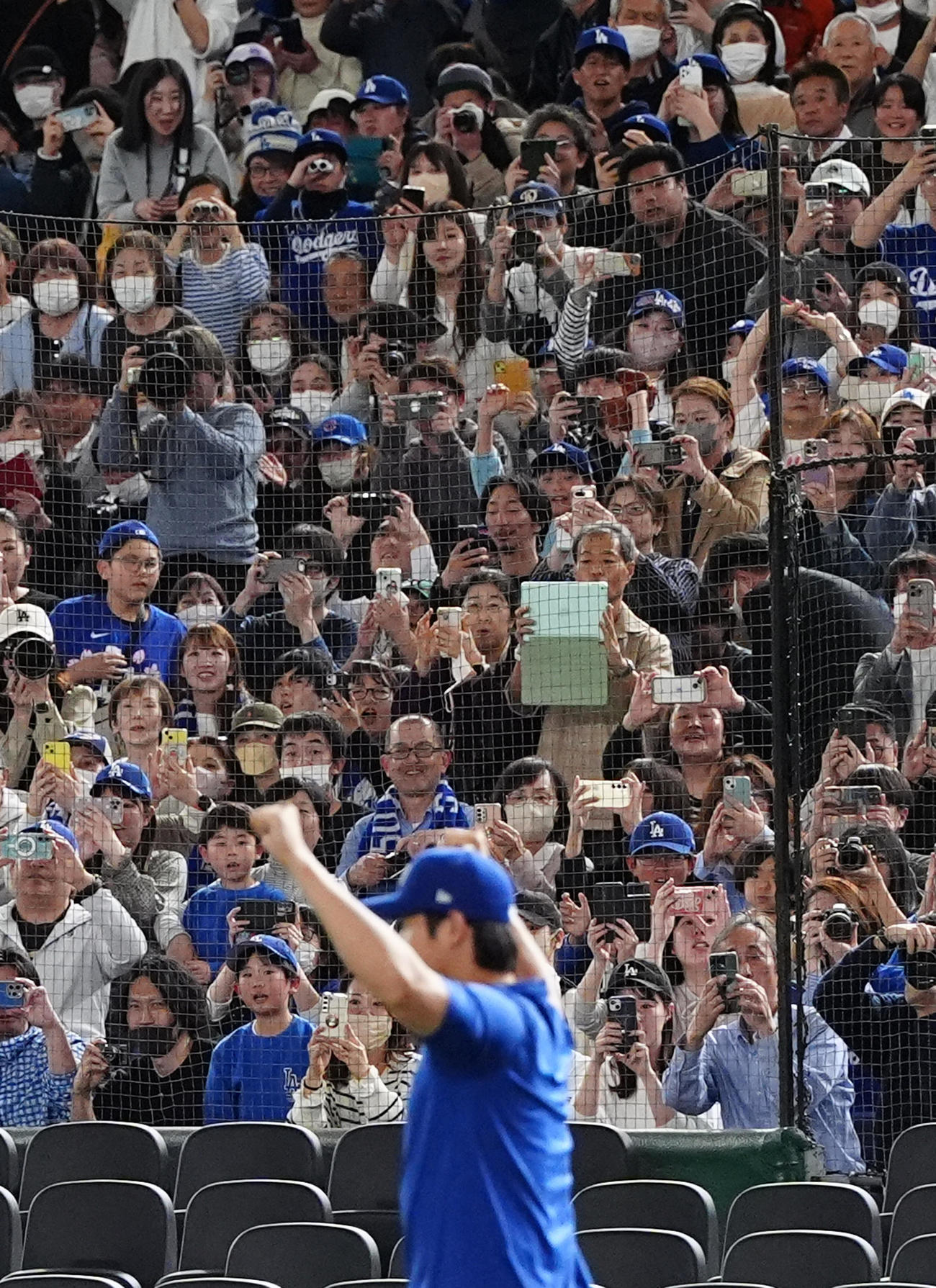 公式練習に向かうドジャース大谷（手前）を見つめる観客（撮影・江口和貴）