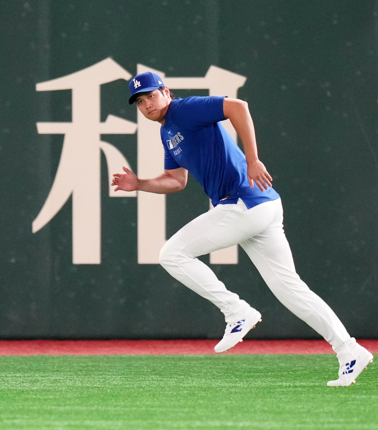 公式練習に臨むドジャース大谷（撮影・江口和貴）