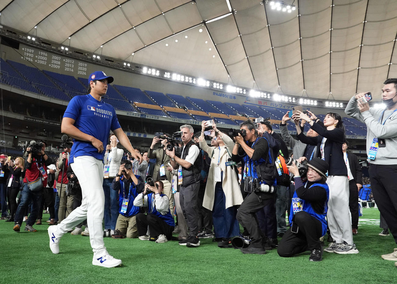 グラウンドに向かうドジャース大谷（撮影・たえ見朱実）