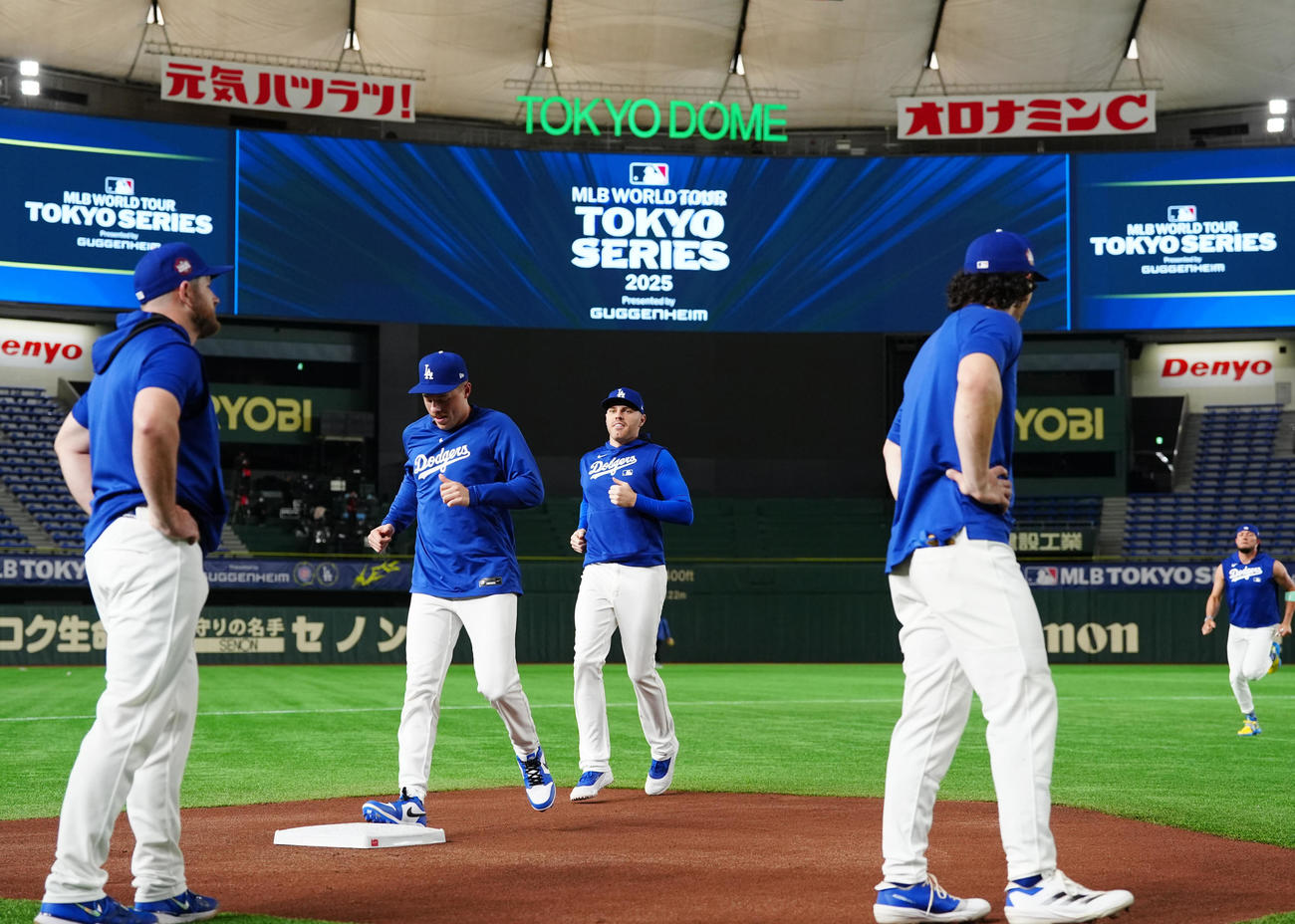 公式練習に臨むドジャース・フリーマン（左から3人目）ら（撮影・江口和貴）