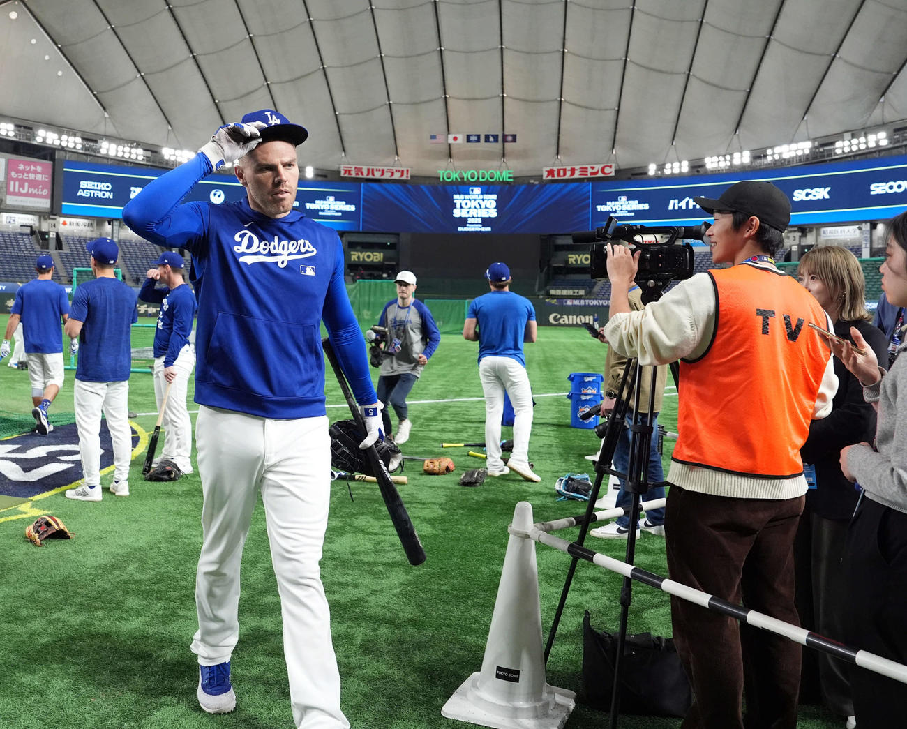 練習を終えベンチに下がるドジャースフリーマン（撮影・たえ見朱実）