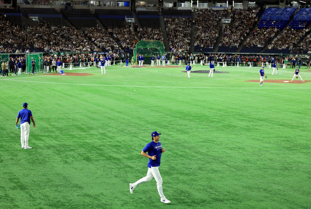 ウオームアップするドジャース大谷（浅見桂子）
