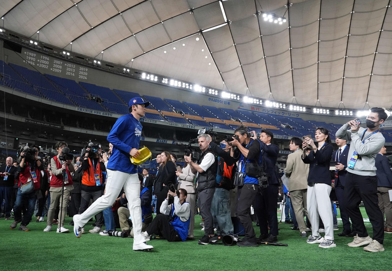 グラウンドへ向かうドジャース佐々木（撮影・たえ見朱実）