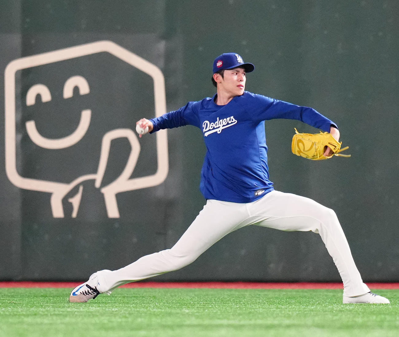 公式練習でキャッチボールするドジャース佐々木（撮影・江口和貴）