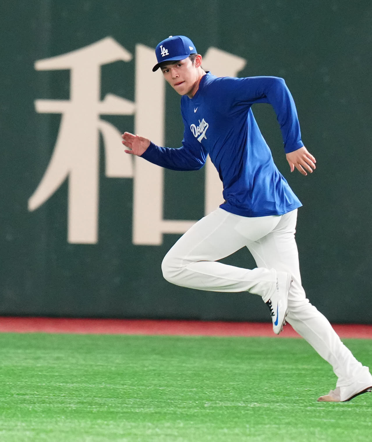 公式練習でキャッチボールするドジャース佐々木（撮影・江口和貴）
