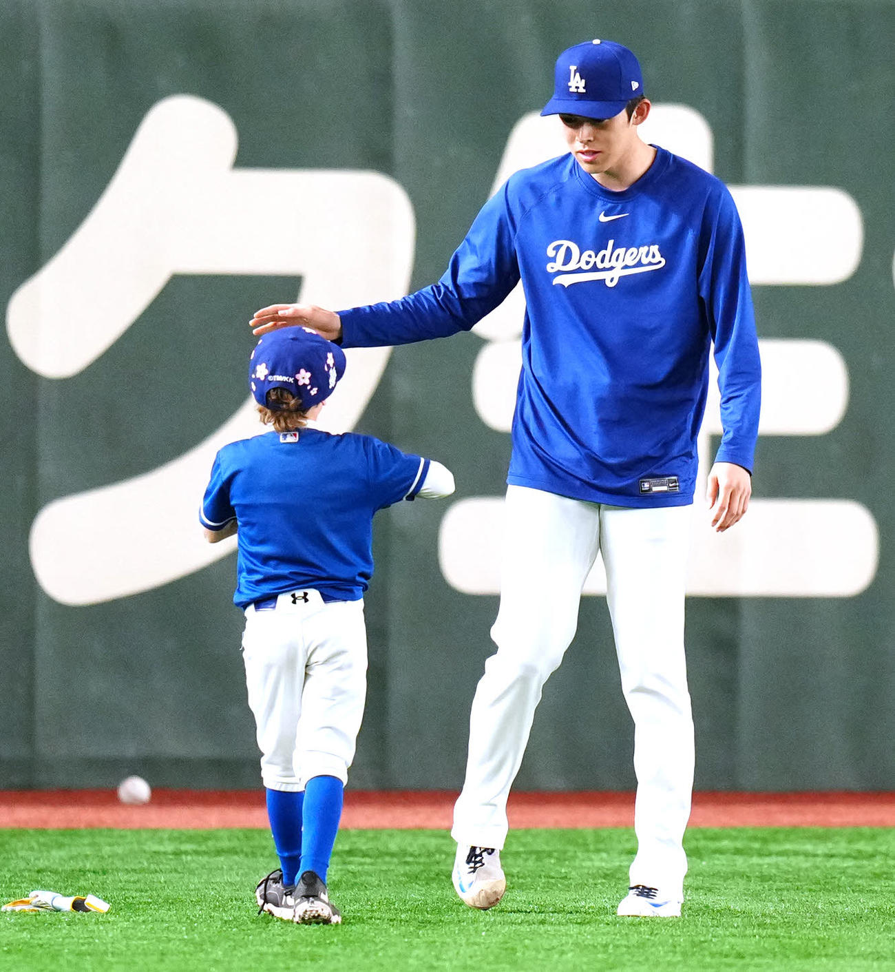 公式練習に臨むドジャース佐々木（右）（撮影・江口和貴）