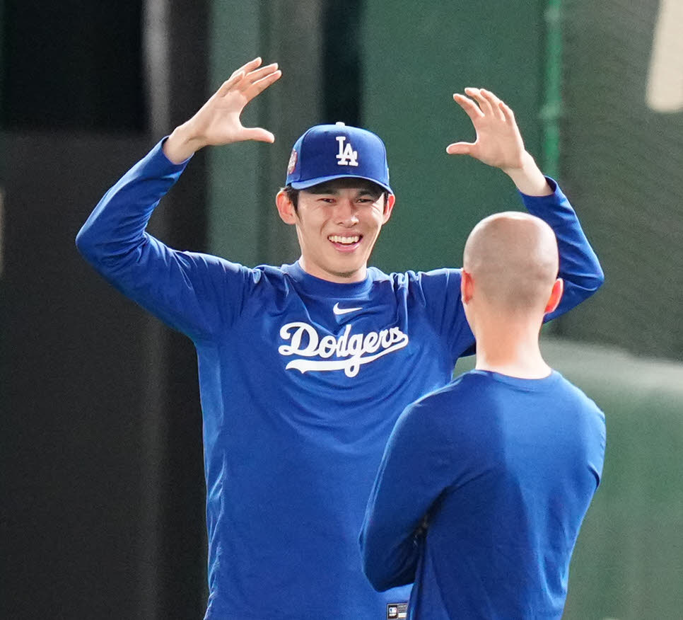 公式練習中、笑顔を見せるドジャース佐々木（撮影・江口和貴）