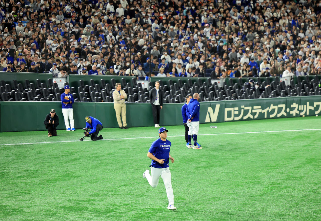 大勢のファンが見つめる中、ウオームアップするドジャース大谷（浅見桂子）
