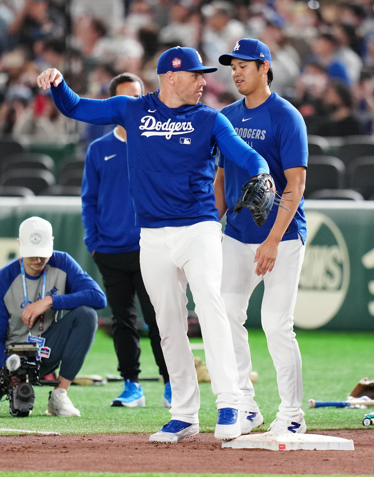 公式練習に臨むドジャース大谷（右）。左はフリーマン（撮影・江口和貴）