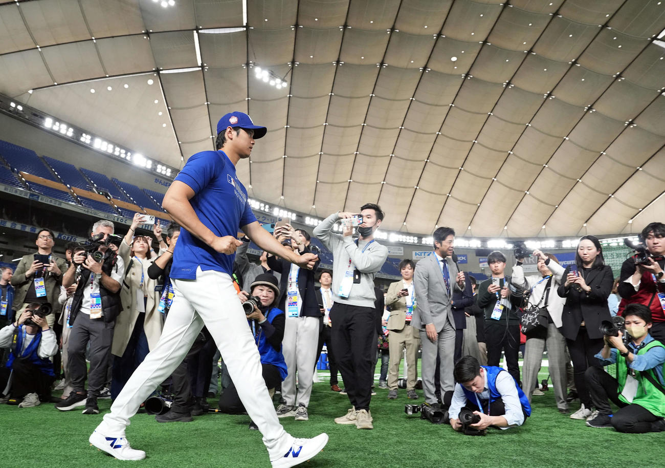 グラウンドに向かうドジャース大谷（撮影・たえ見朱実）