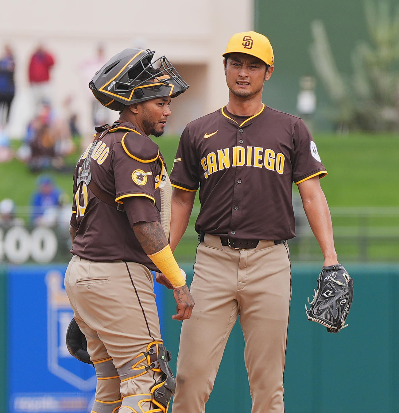 ロイヤルズ対パドレス　大谷の元同僚のマルドナド（左）とバッテリーを組んだパドレス・ダルビッシュ（撮影・菅敏）