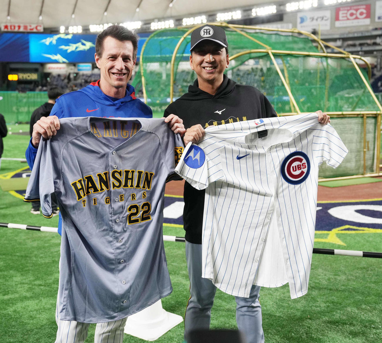 試合前のユニホーム交換に臨むカブスのカウンセル監督（左）と阪神藤川監督（撮影・小沢裕）