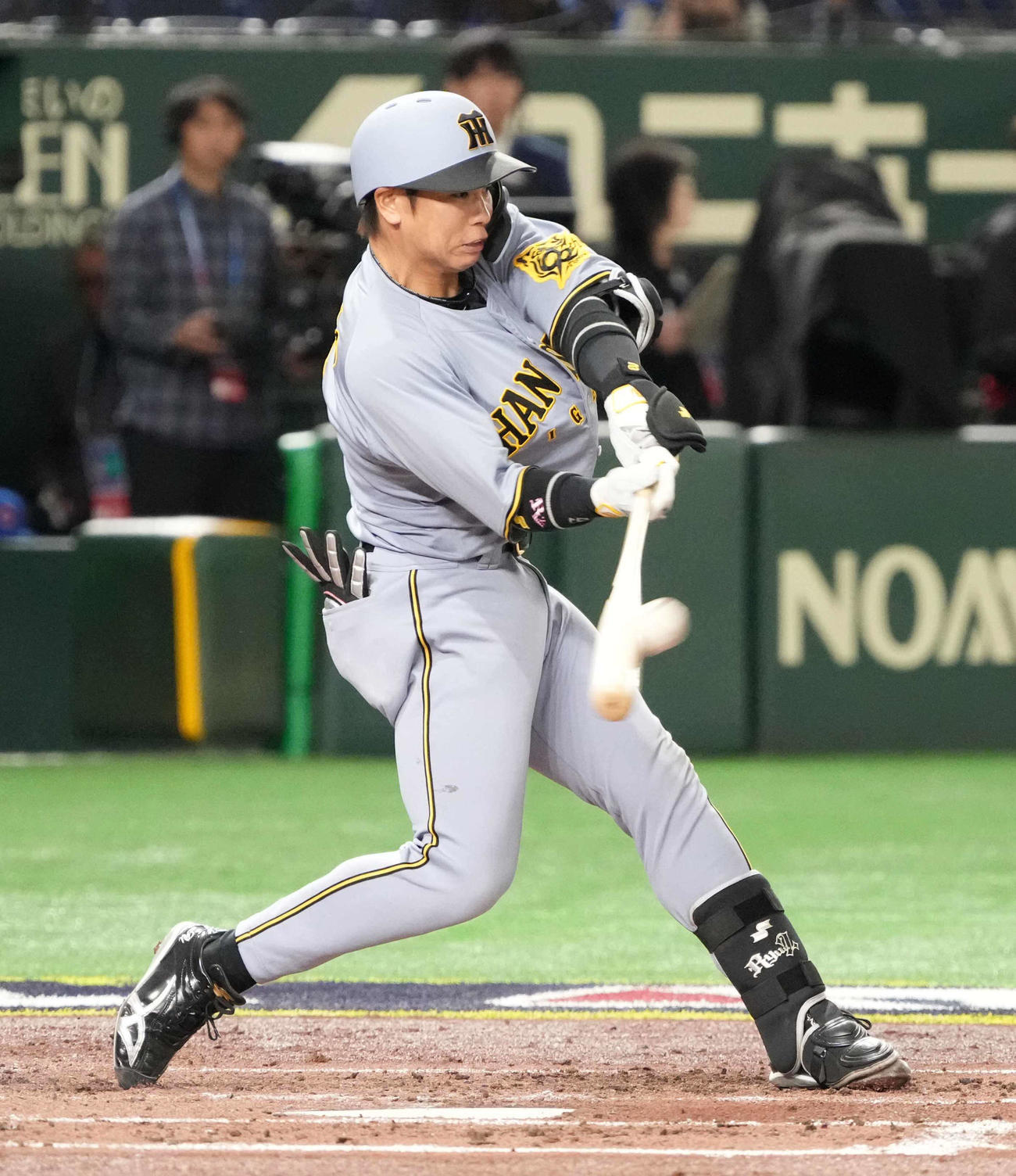 阪神対カブス　3回裏阪神1無死、梅野は中二塁打を放つ（撮影・小沢裕）