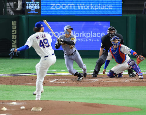 阪神対カブス　4回裏阪神1死二塁、前川は左適時二塁打を放つ（撮影・浅見桂子）