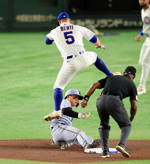 阪神対カブス　4回裏阪神無死一塁、森下は二塁盗塁を決める（撮影・浅見桂子）