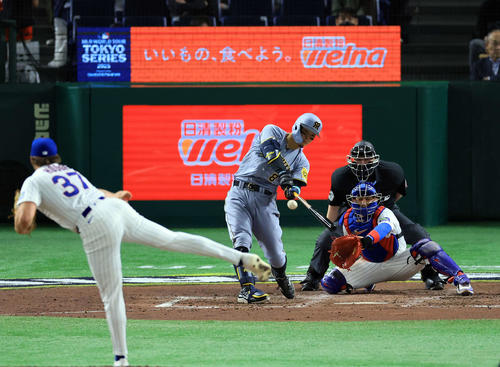 阪神対カブス　5回裏阪神1死一、二塁、佐藤輝は右適時打を放つ。投手ホッジ（撮影・浅見桂子）