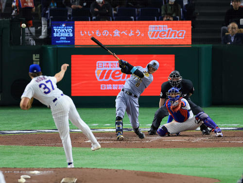 阪神対カブス　5回裏阪神1死一、二塁、佐藤輝は右適時打を放つ。投手ホッジ（撮影・浅見桂子）