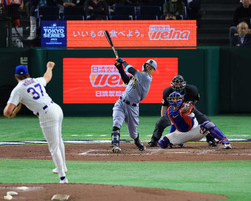 阪神対カブス　5回裏阪神1死一、二塁、佐藤輝は右適時打を放つ。投手ホッジ（撮影・浅見桂子）