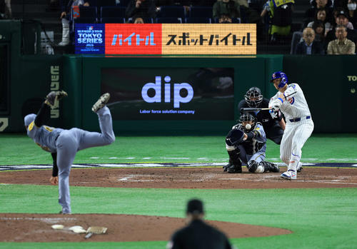 阪神対カブス　7回表カブス1死、鈴木はバットを折りながら左前打する。投手工藤（撮影・浅見桂子）