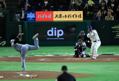 阪神対カブス　7回表カブス1死、鈴木はバットを折りながら左前打する。投手工藤（撮影・浅見桂子）