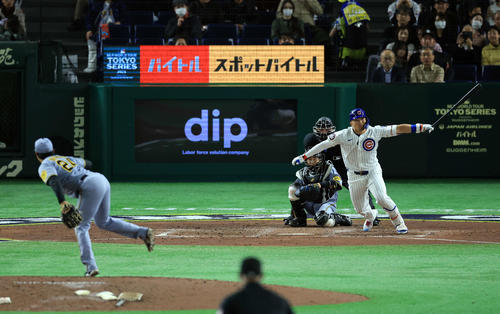 阪神対カブス　7回表カブス1死、鈴木はバットを折りながら左前打する。投手工藤（撮影・浅見桂子）