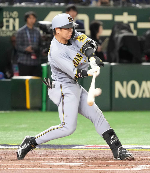 阪神対カブス　3回裏阪神1無死、梅野は中二塁打を放つ（撮影・小沢裕）