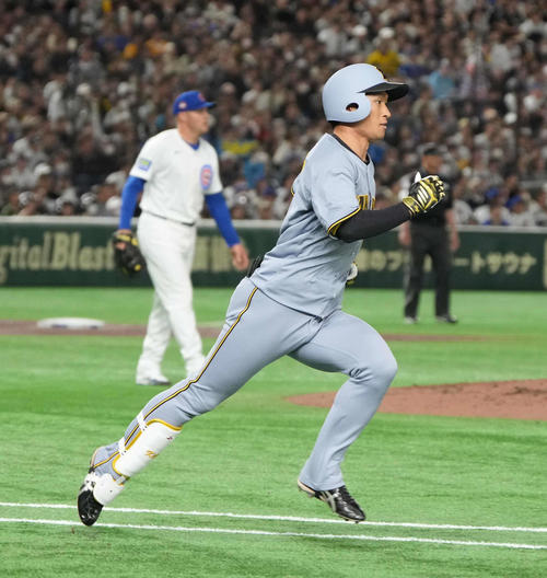 阪神対カブス　3回裏阪神2死三塁、近本は先制の右適時二塁打を放つ（撮影・小沢裕）