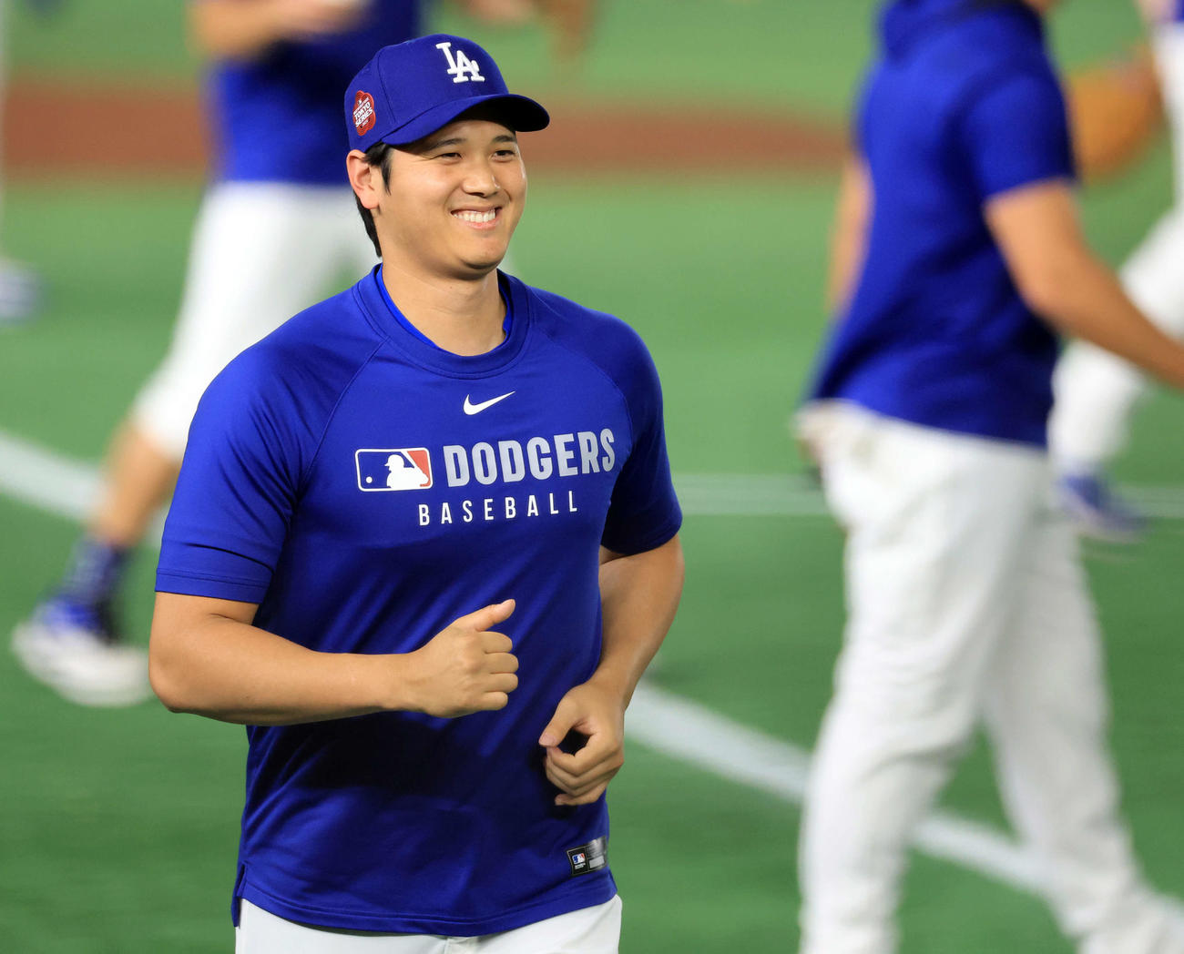 グラウンドに出たドジャース大谷は笑顔を見せる
