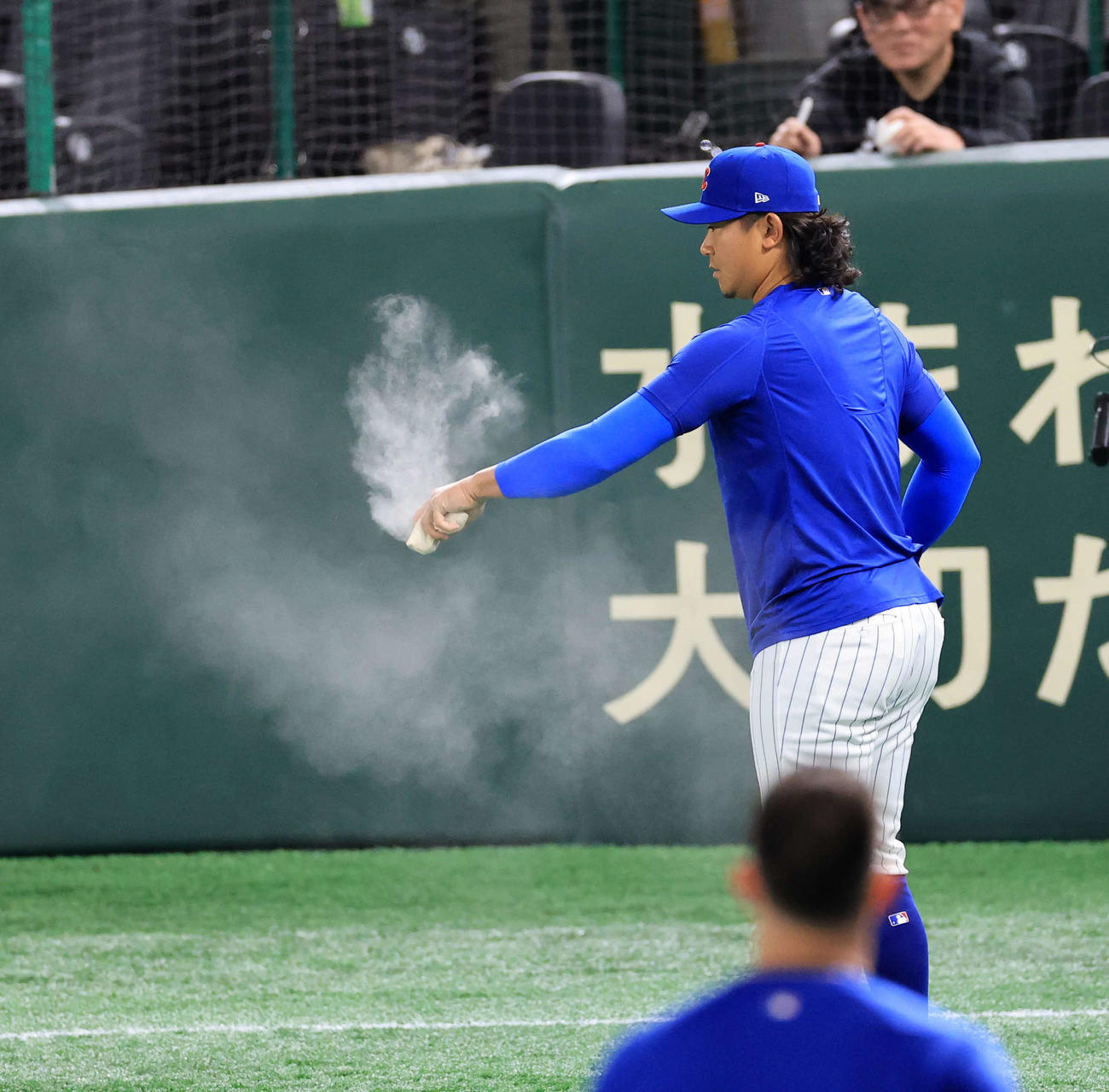 阪神対カブス　キャッチボール前、ロジンバッグをはたくカブス今永（撮影・浅見桂子）