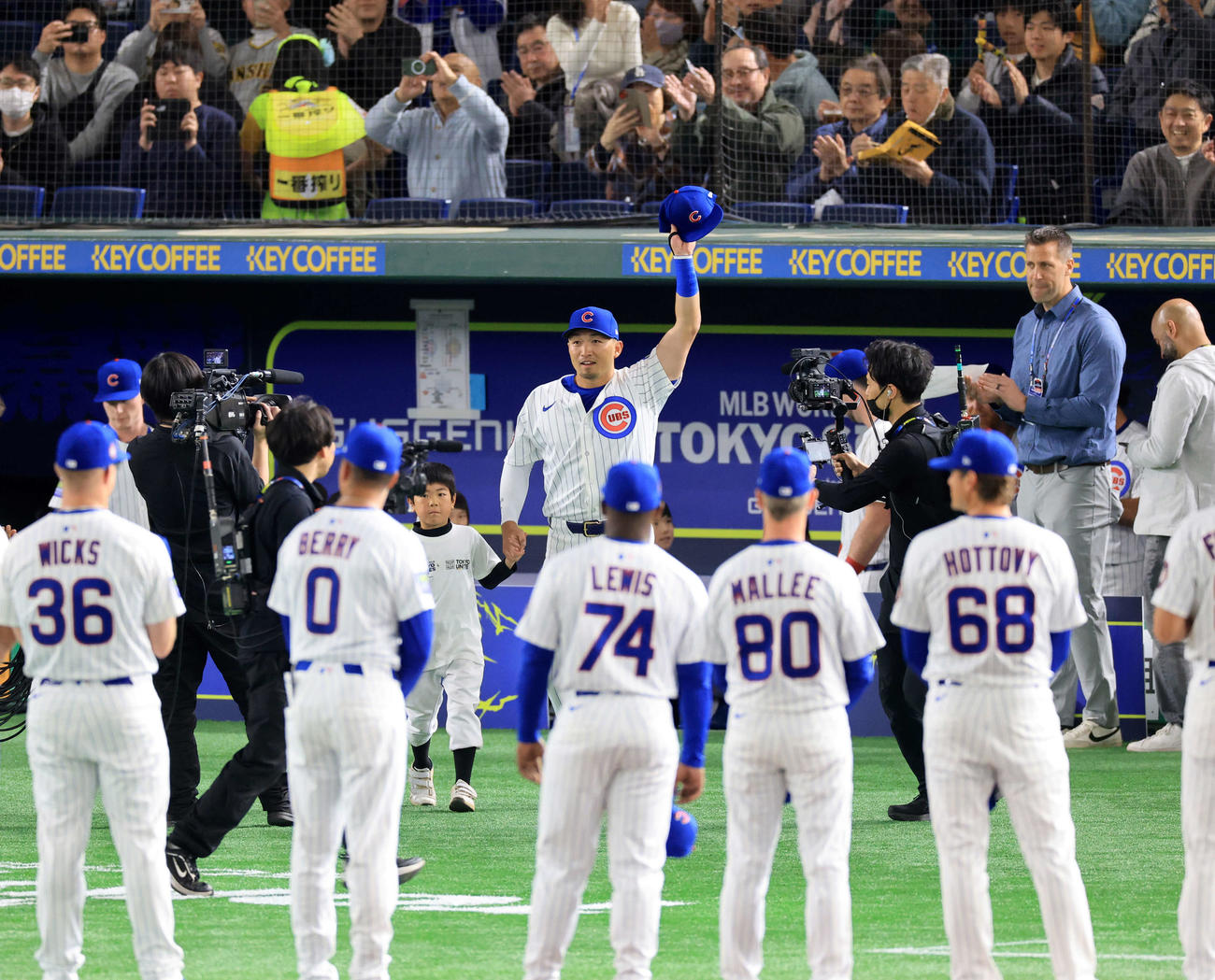 阪神対カブス　試合前セレモニーで声援に手を上げ登場するカブス鈴木（撮影・浅見桂子）