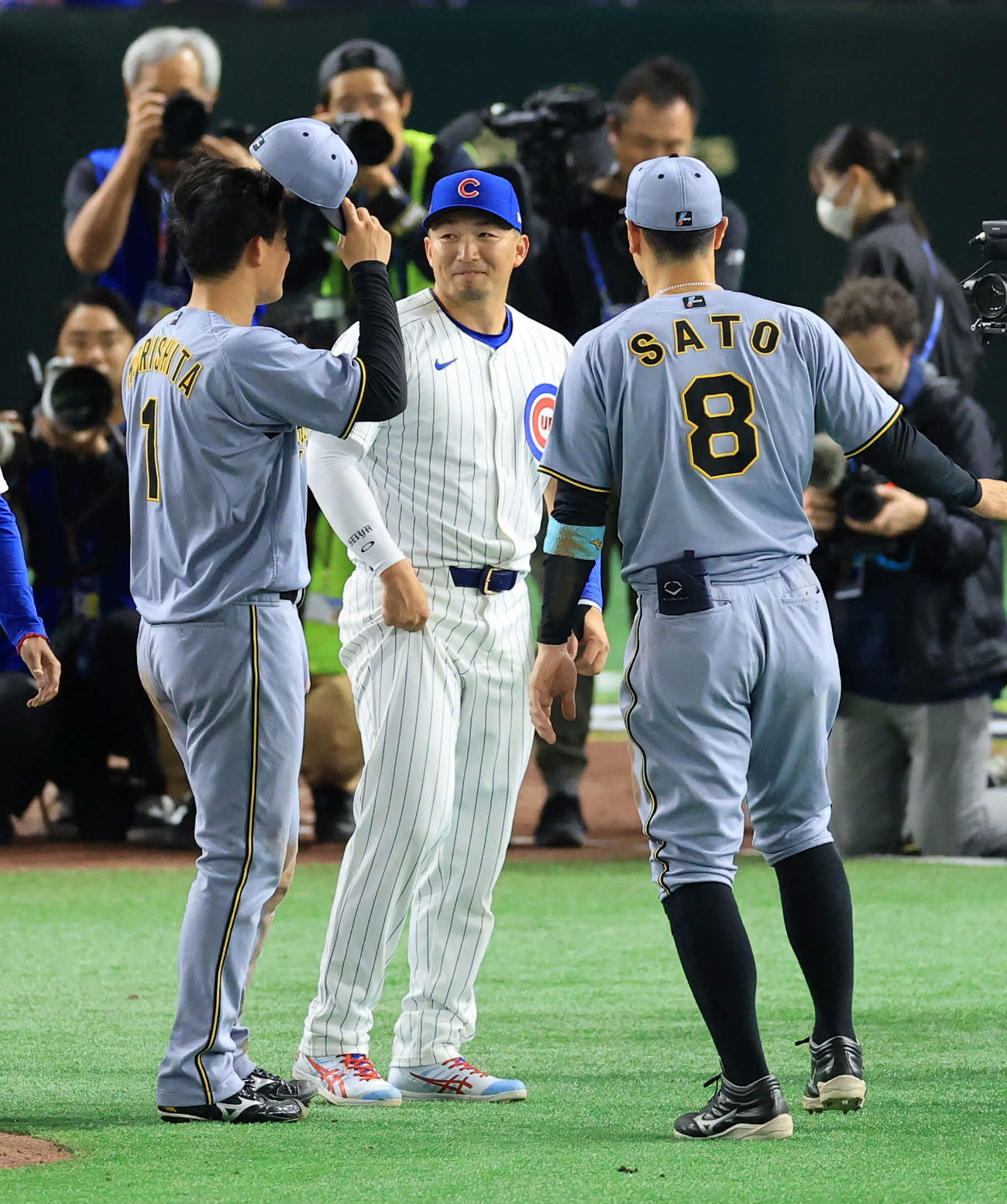 阪神対カブス　試合後、カブス鈴木（中央）は阪神森下（左）、佐藤輝と笑顔で話す（撮影・浅見桂子）