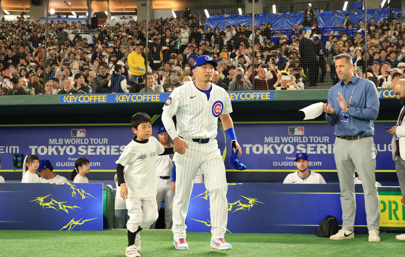プレシーズンゲーム　阪神対カブス　試合前のセレモニーのため、グラウンドに入場するカブス鈴木誠也（代表撮影）