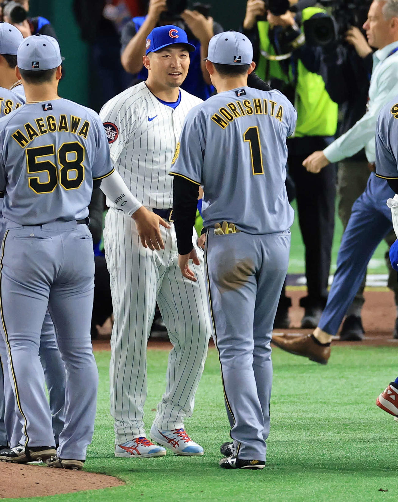 阪神対カブス　試合後、カブス鈴木（左）は阪神森下（手前）と笑顔で話す（撮影・浅見桂子）