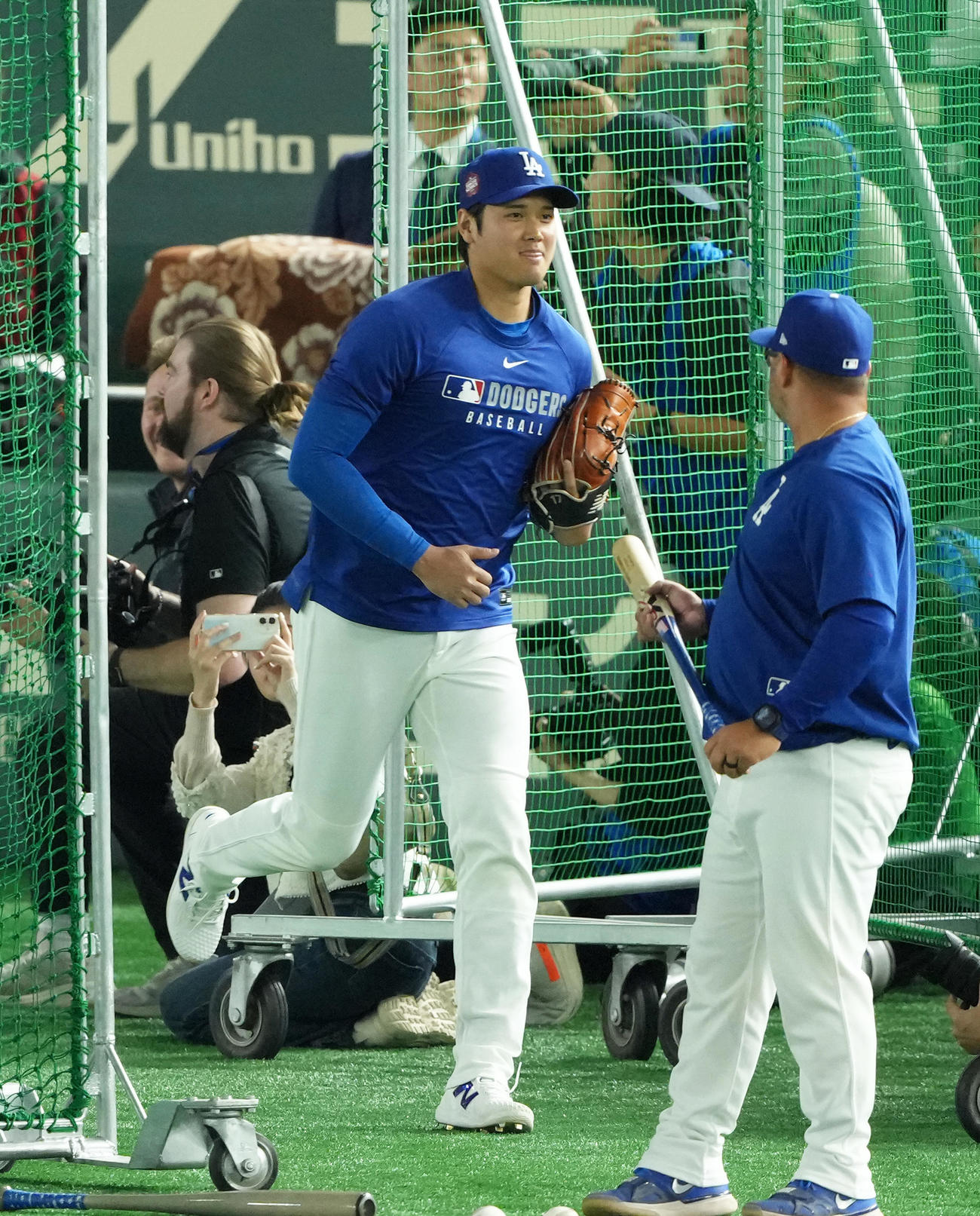 笑顔でグラウンドに登場したドジャース大谷（撮影・足立雅史）