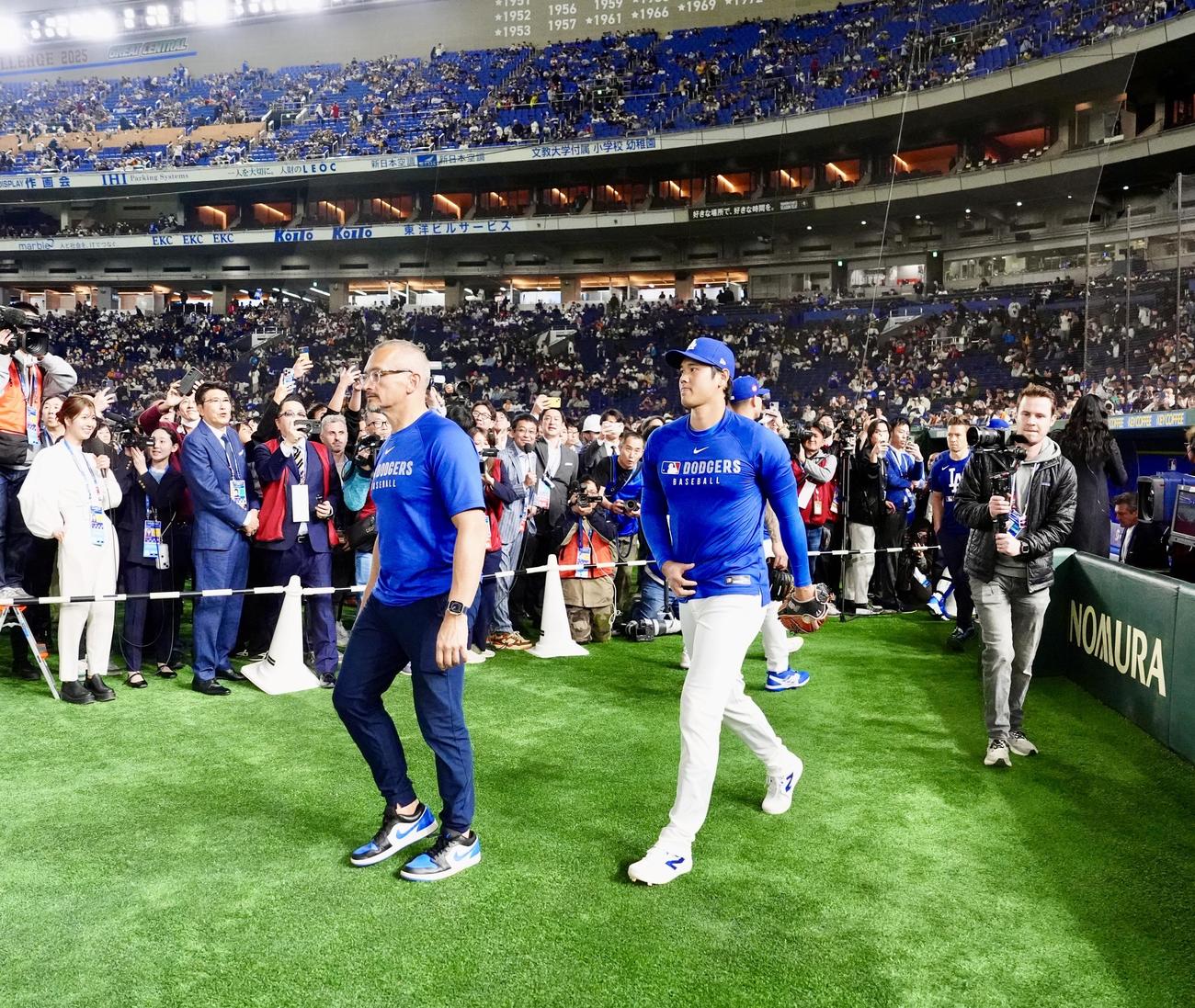 巨人対ドジャース　試合前練習に向かうドジャース大谷（中央）（撮影・江口和貴）