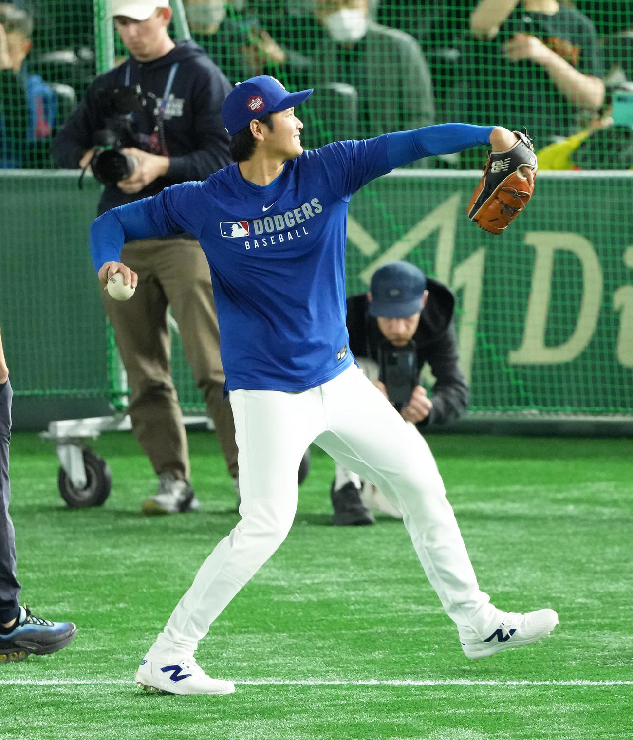 試合前、笑顔でネットスローを行うドジャース大谷（撮影・足立雅史）