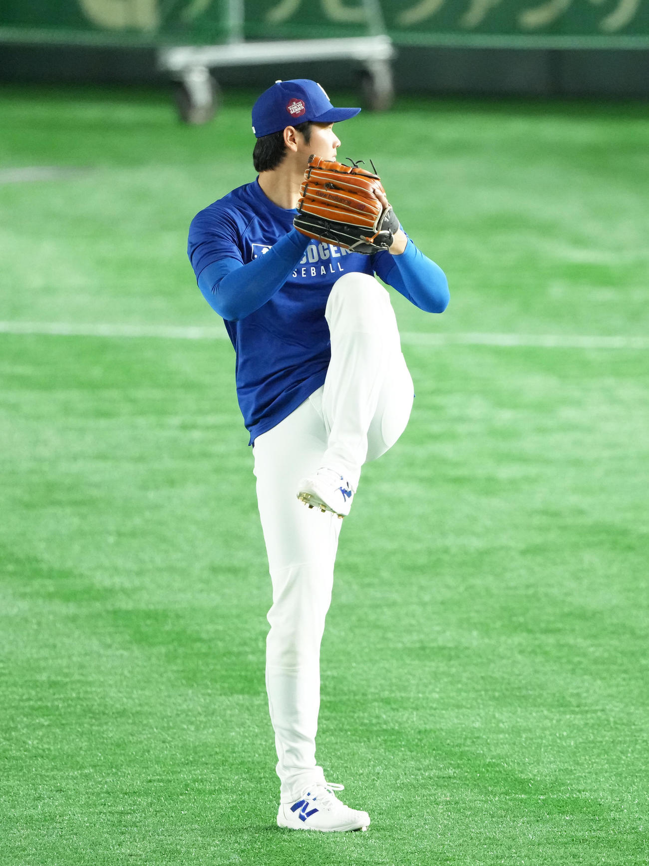 試合前、キャッチボールで調整するドジャース大谷（撮影・足立雅史）
