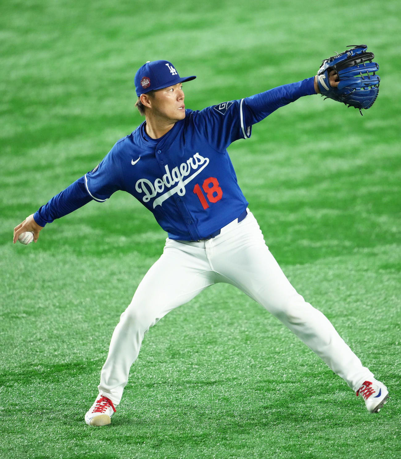 試合前、キャッチボールで調整するドジャース山本（撮影・足立雅史）