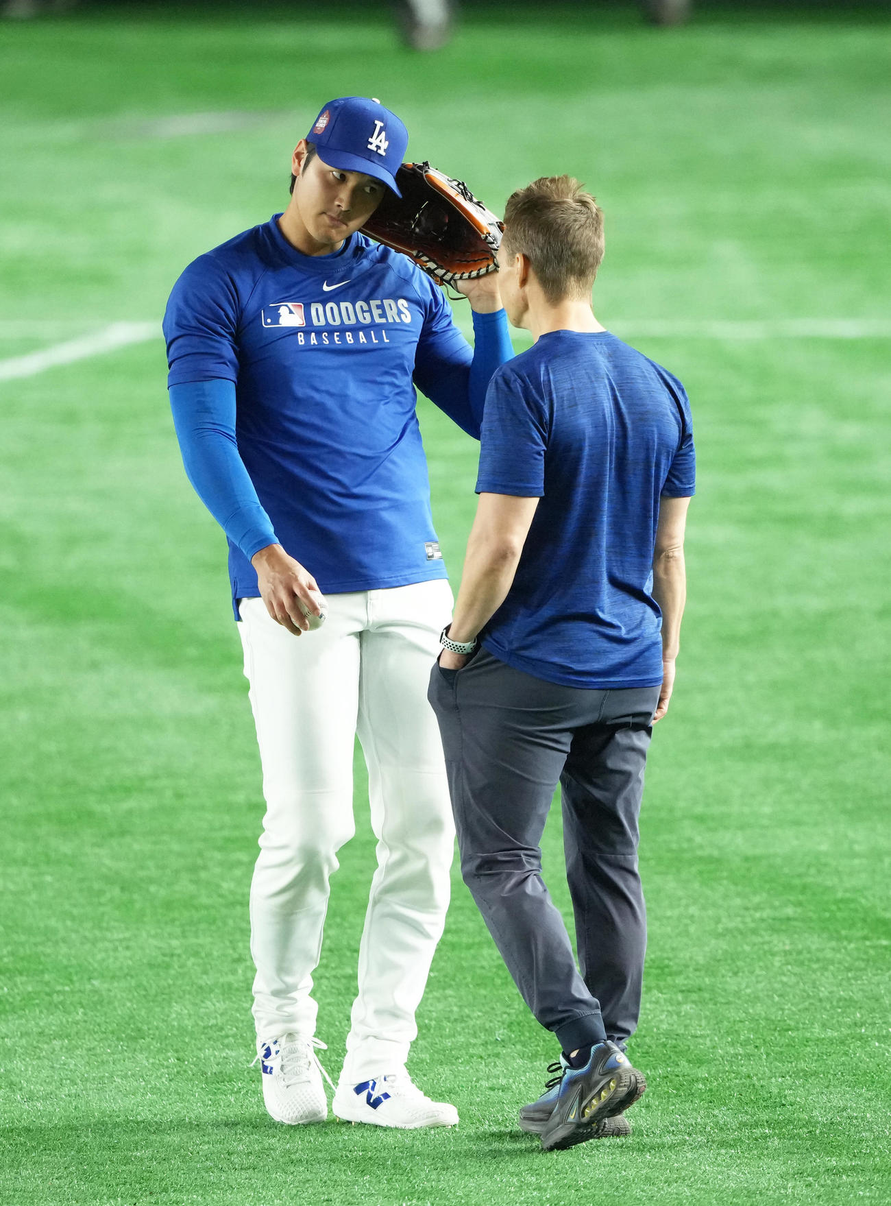 試合前、スタッフと会話を交わすドジャース大谷（撮影・足立雅史）